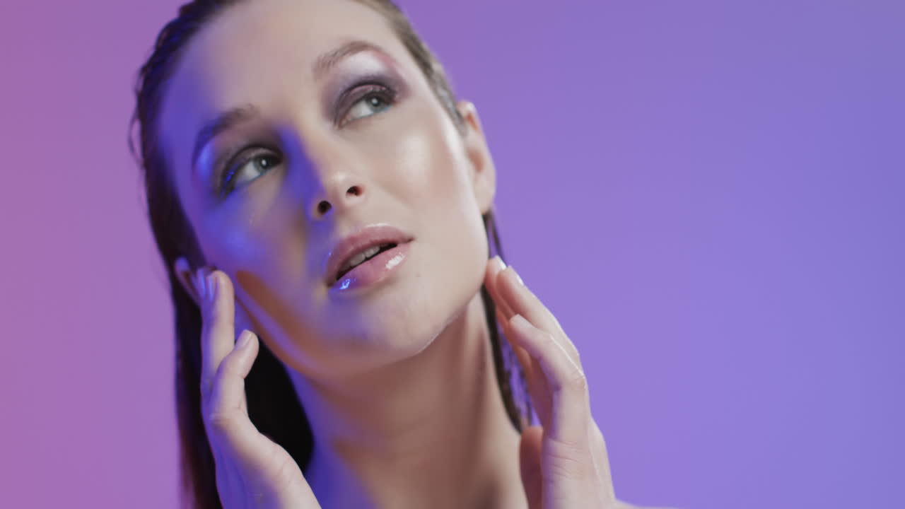 Donna caucasica con capelli castani e trucco che si tocca il viso, spazio per il testo, rallentatore