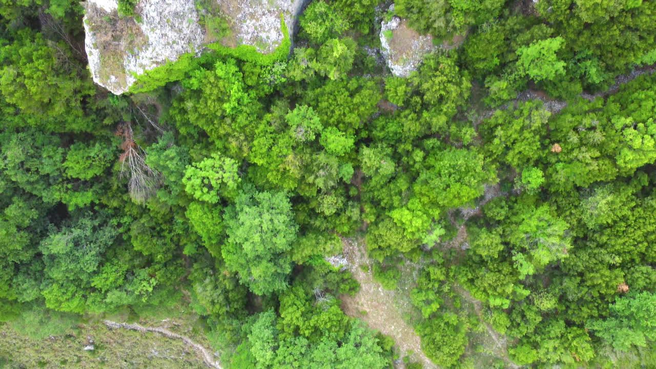 panorama aéreo impresionante que revela el desfiladero de vikos en zagori, epiro, grecia