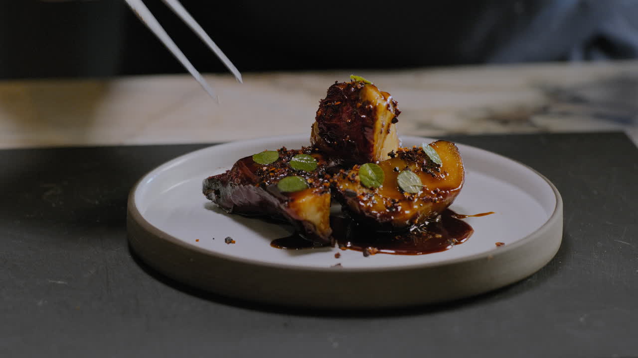 disparo en cámara lenta de un chef colocando un plato de patata dulce gourmet en un restaurante