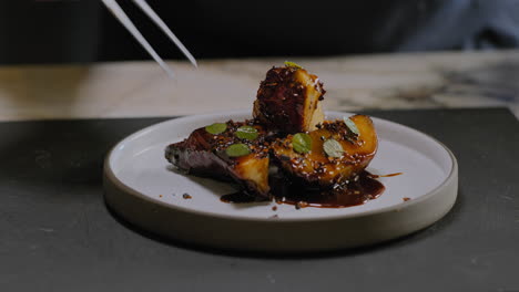 tiro em câmera lenta de um chef servindo um prato de batata doce gourmet em um restaurante