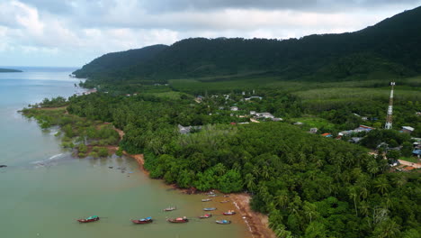 Nordküste-Von-Koh-Lanta,-Thailand,-Tropischer-Mündungswald-Und-Abfallender-Berg