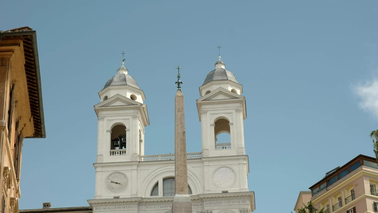 tilt down shot de las escaleras españolas en roma