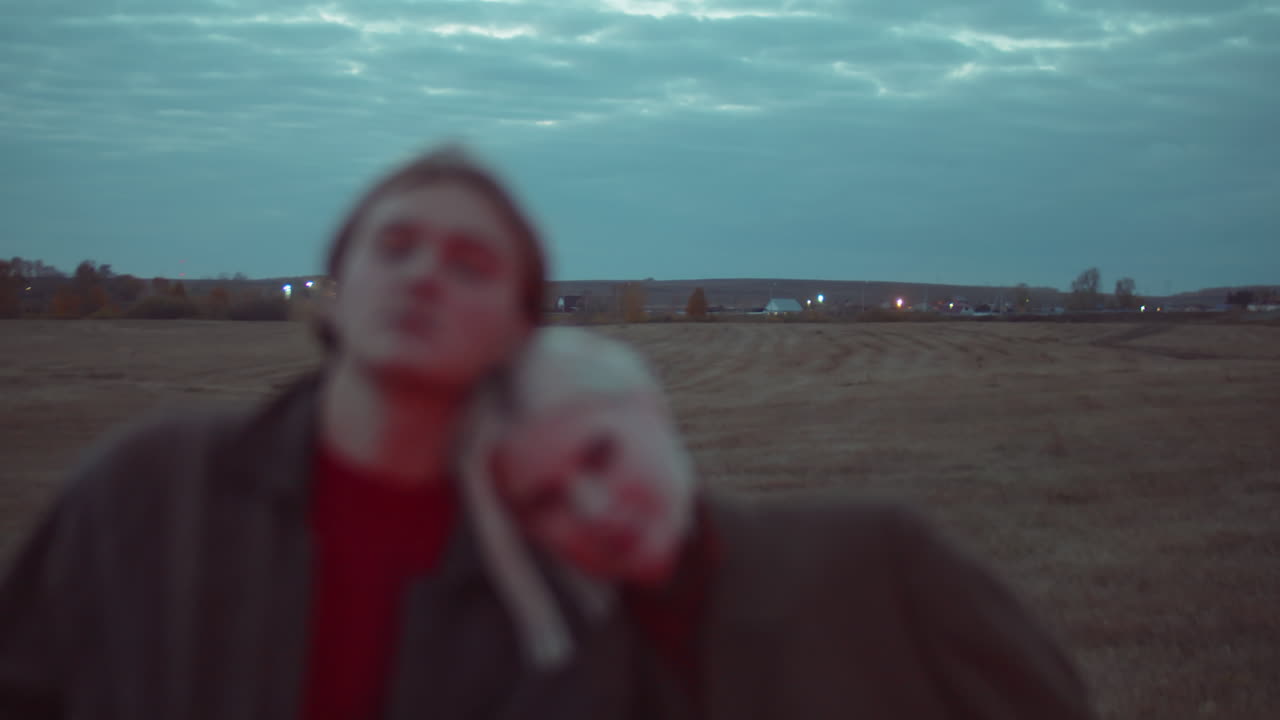 портрет молодой романтической пары на открытом воздухе