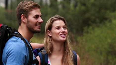 una pareja feliz bromeando juntos.
