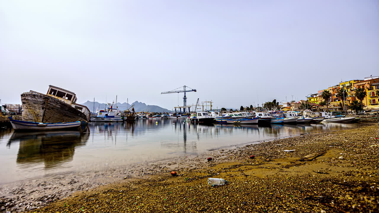 tiempo de las olas del mar con barcos y yates en la costa de sicilia, italia
