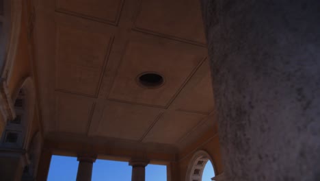 templo griego durante el invierno