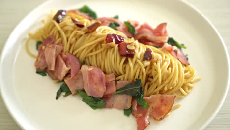 stir-fried spaghetti with dried chili and bacon