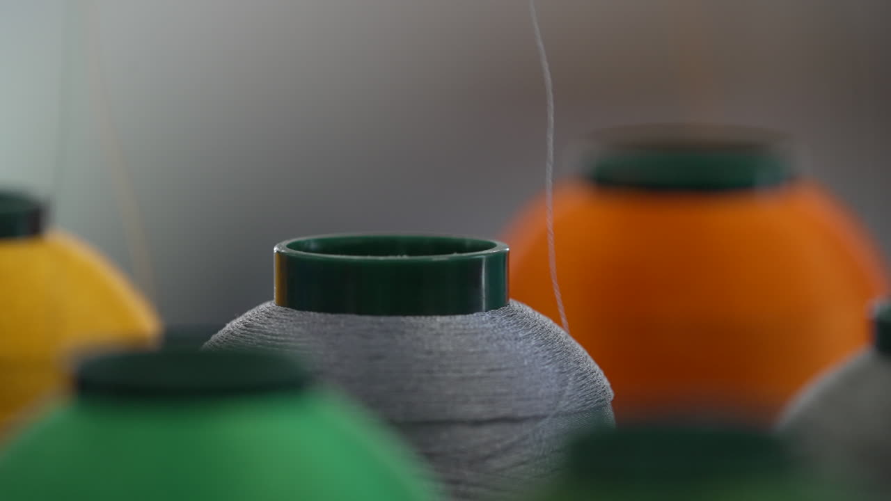 hilos coloridos en una máquina de bordado moderna