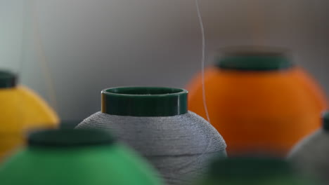 hilos coloridos en una máquina de bordado moderna