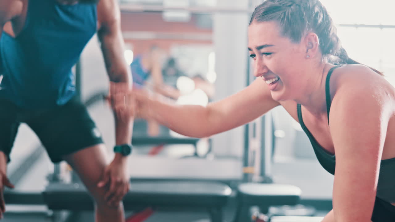 체육관 에서 개인 트레이너 와 함께 운동 하는 여자