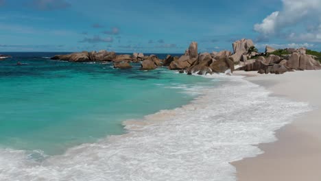 luftaufnahme der anse marron mit ihren berühmten granitfelsen und natürlichen pools