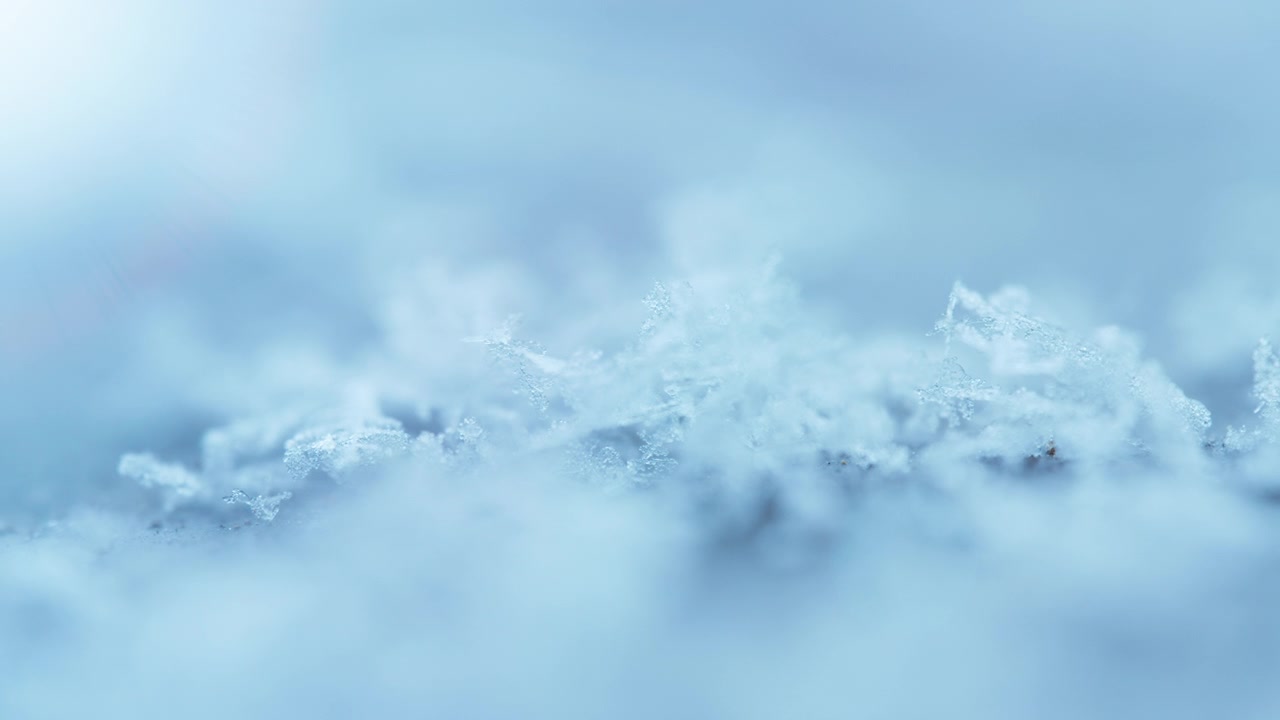 Scatto macro di cristalli di brina e neve.