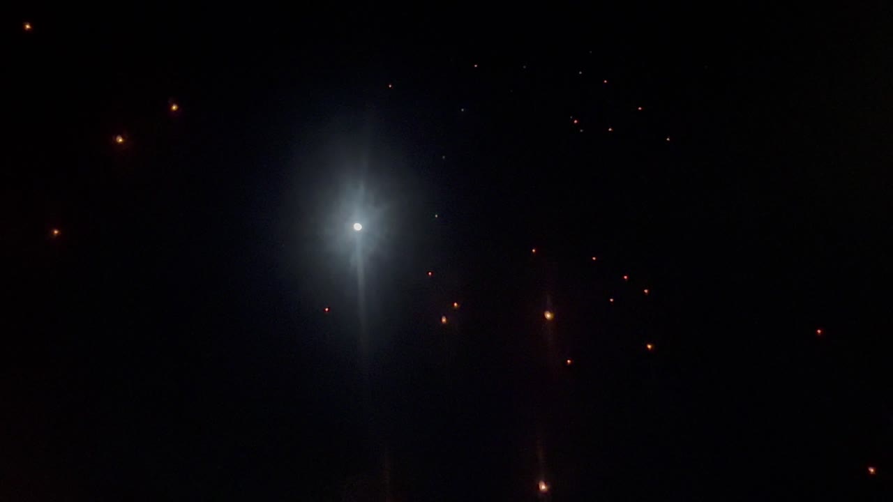 Lanterne che fluttuano verso la luna piena