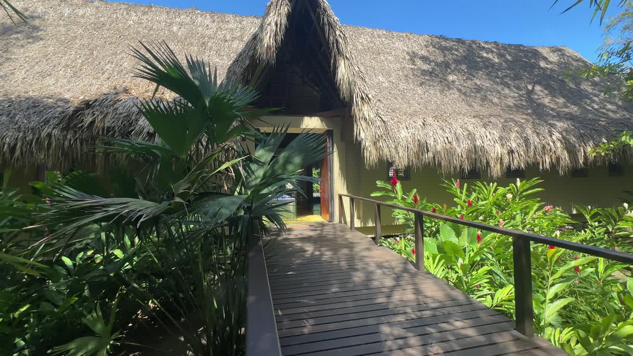 un tranquilo bungalow tropical ubicado en una exuberante vegetación