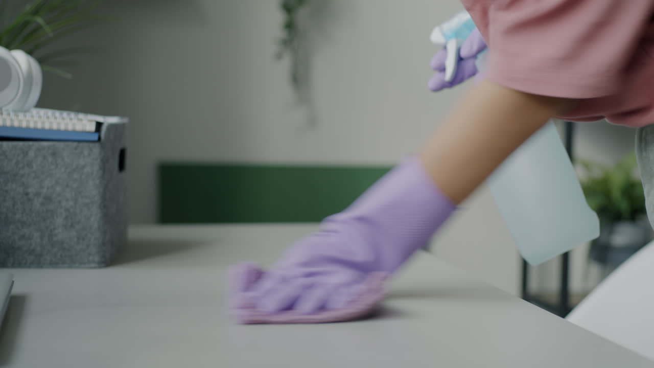 limpiando un escritorio de la oficina en el hogar