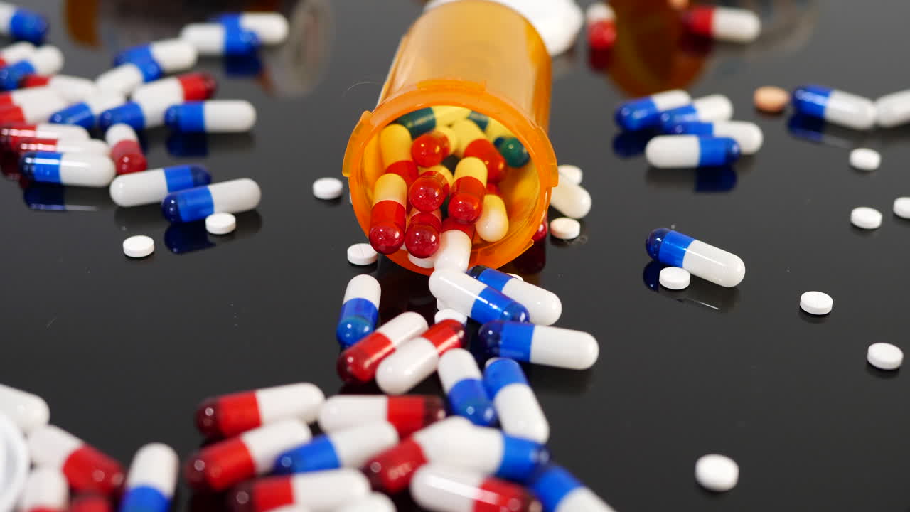 muchas píldoras recetadas en un frasco de medicamentos de farmacia para curar enfermedades y enfermedades