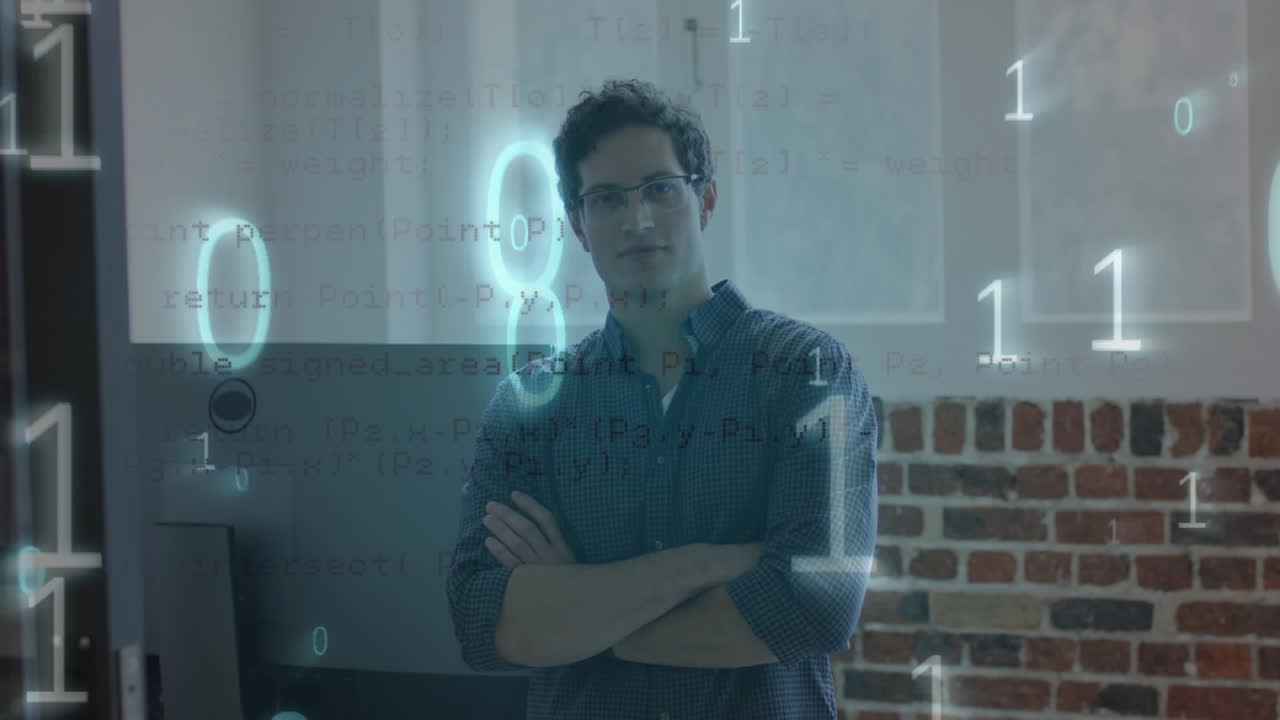 animación de códigos binarios y lenguaje informático sobre un hombre caucásico de pie con los brazos cruzados en la oficina