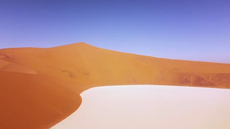 drone de 4k volando sobre deadvlei, cerca de sossusvlei white salt pan, en el parque namib-naukluft, en namibia.