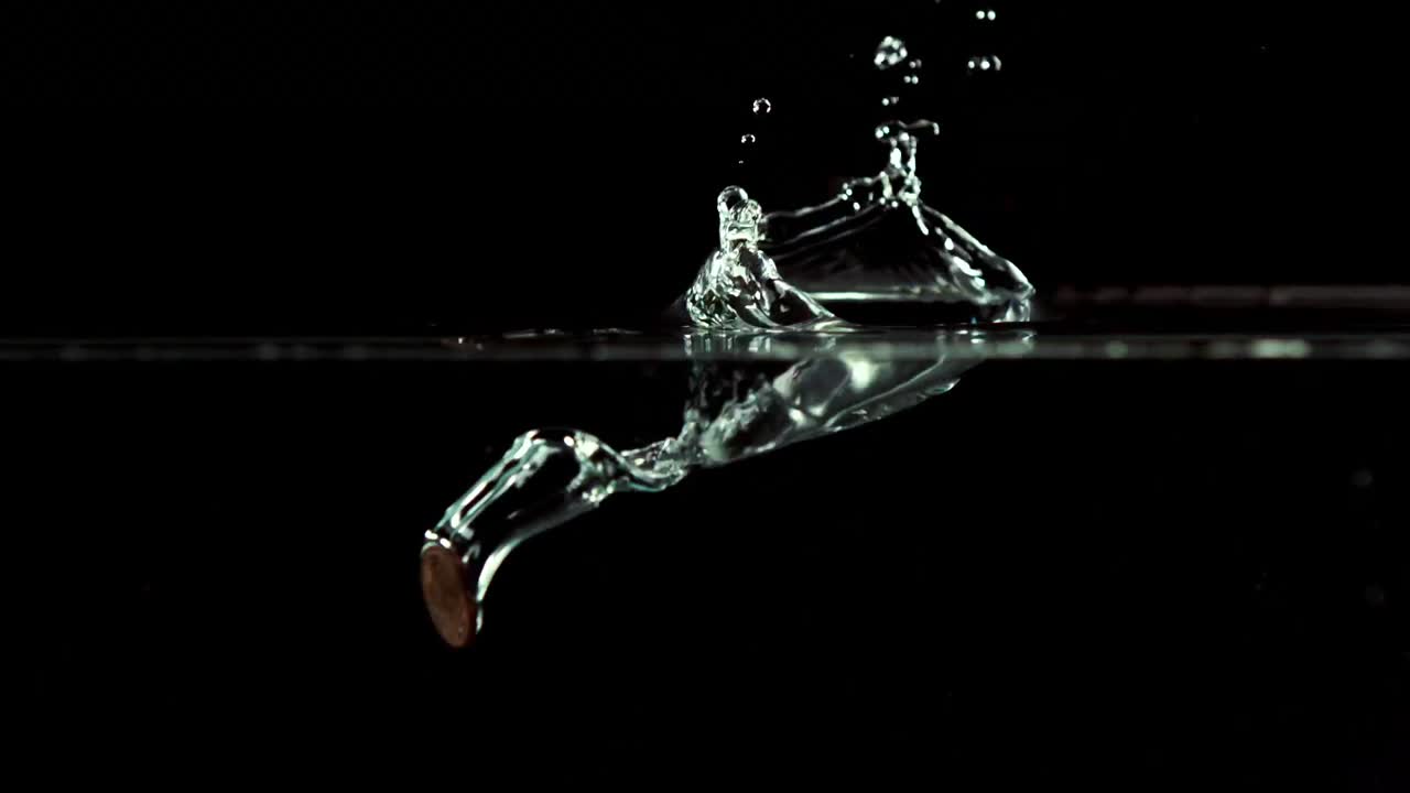 검은 바탕에 연기가  ⁇ 아오르고