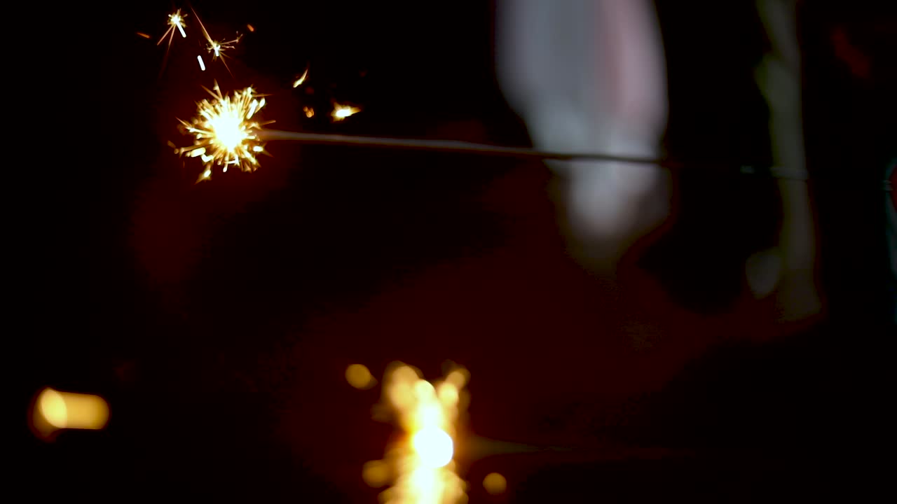 toma en cámara lenta de algunas personas sosteniendo fuegos artificiales de bengalas durante un momento de celebración
