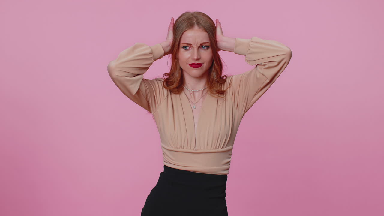 разочарованная бизнесменка, девушка, закрывающая уши, жестикулирующая, избегающая советов, игнорирующая неприятный шум.