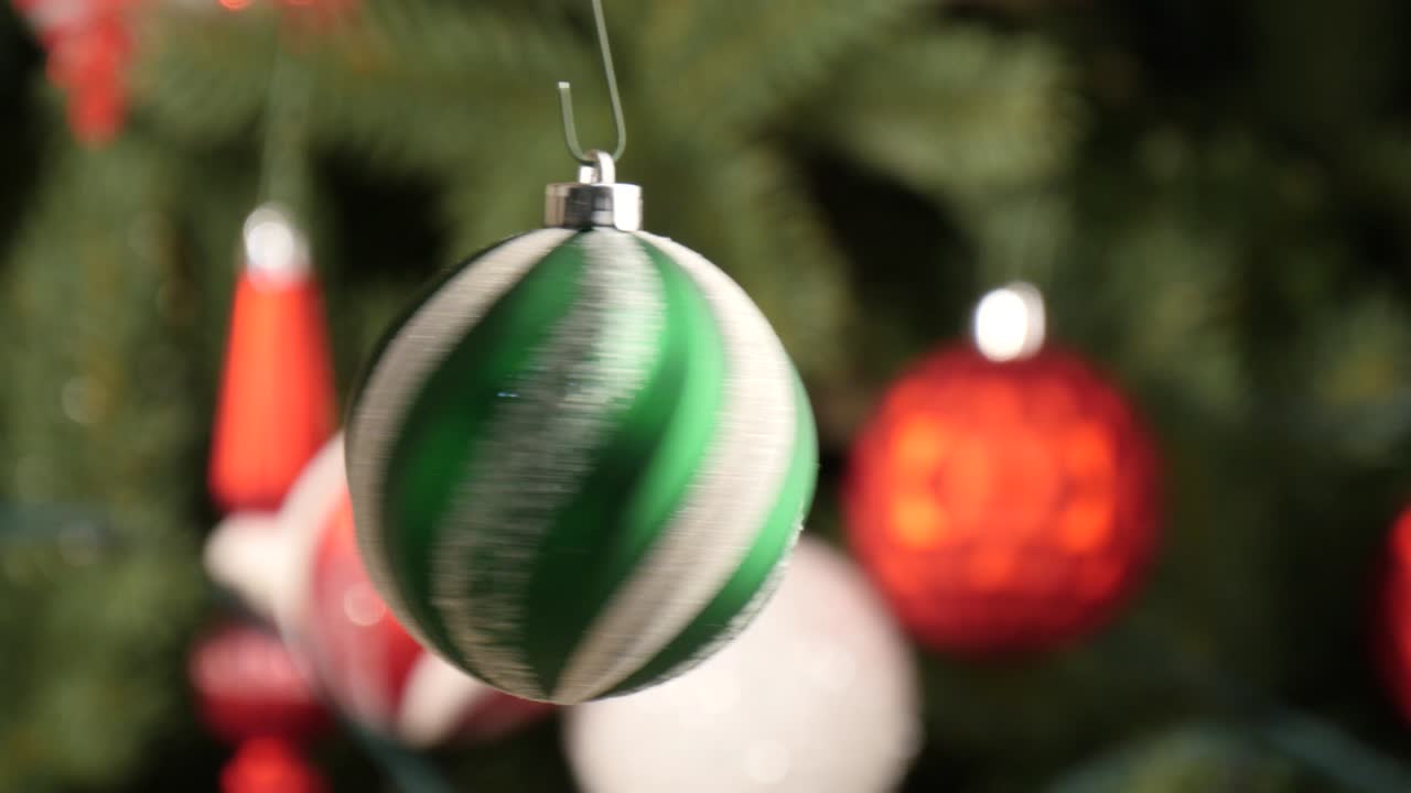 el giro de la pelota de rayas verdes de navidad