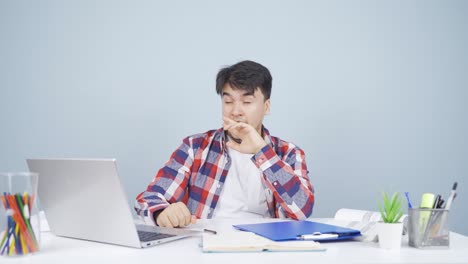 노트북 앞에서 잠들어 있는 사람.