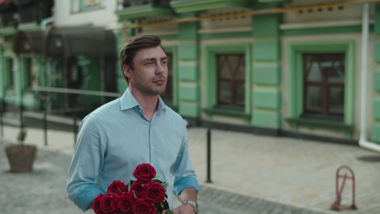 Gül taşıyan iş adamı. Sokakta çiçeklerle yürüyen iş adamı.
