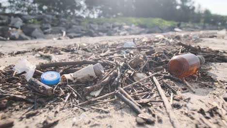 Nahaufnahme-Von-Müll,-Der-An-Einem-Sandstrand-Angeschwemmt-Wurde