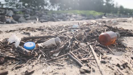 cerrar basura basura escombros varado en una playa de arena