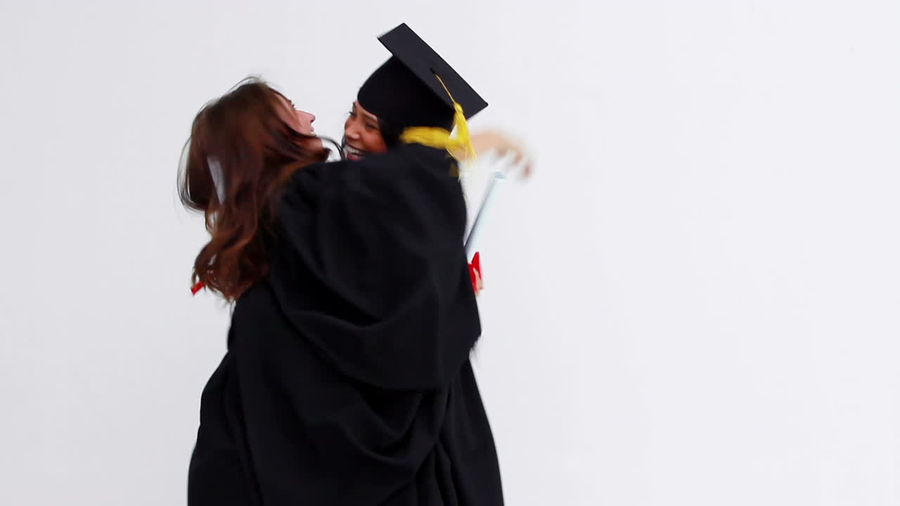 Amici felici che festeggiano la loro laurea