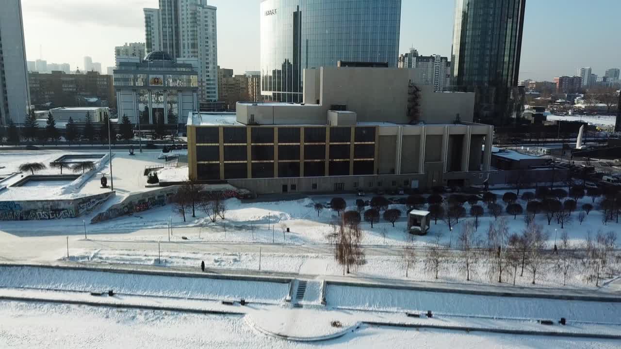 зимний городской пейзаж с театром и городскими зданиями