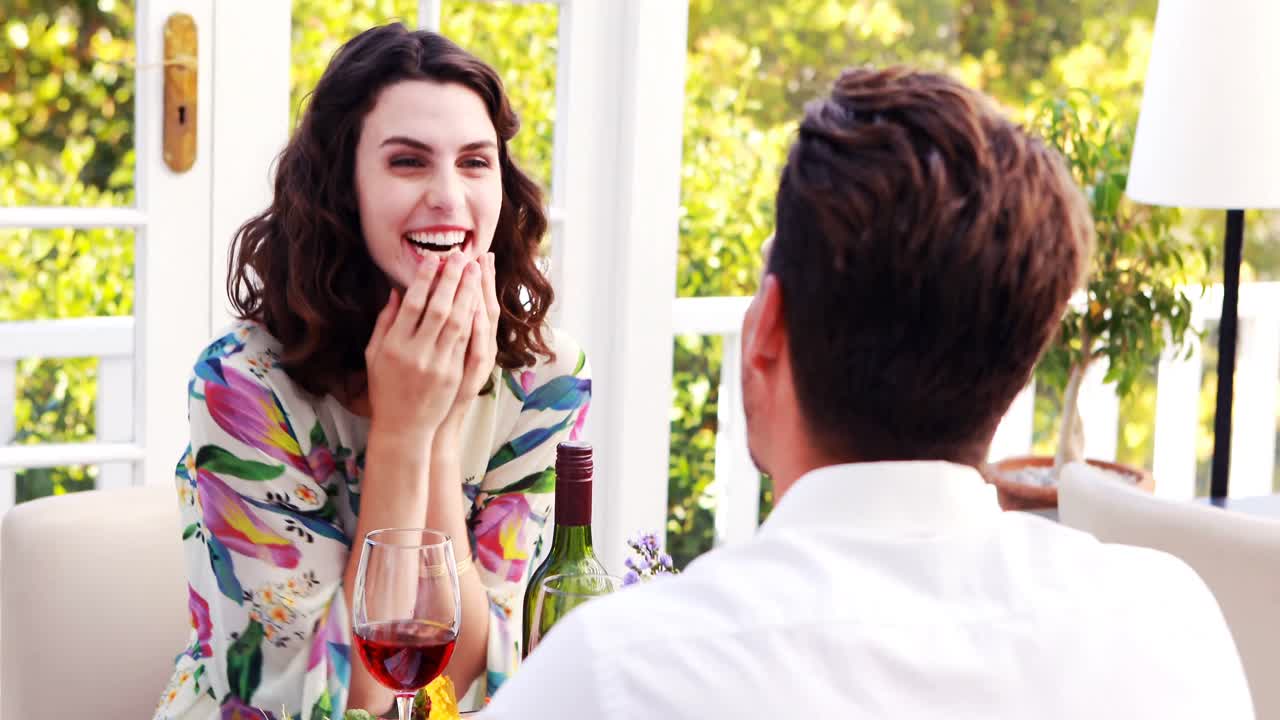 점심 식사 중 서로 상호 작용 하는 부부