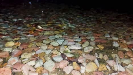 Regen-Auf-Einem-Flachen-Teich-Mit-Steinen