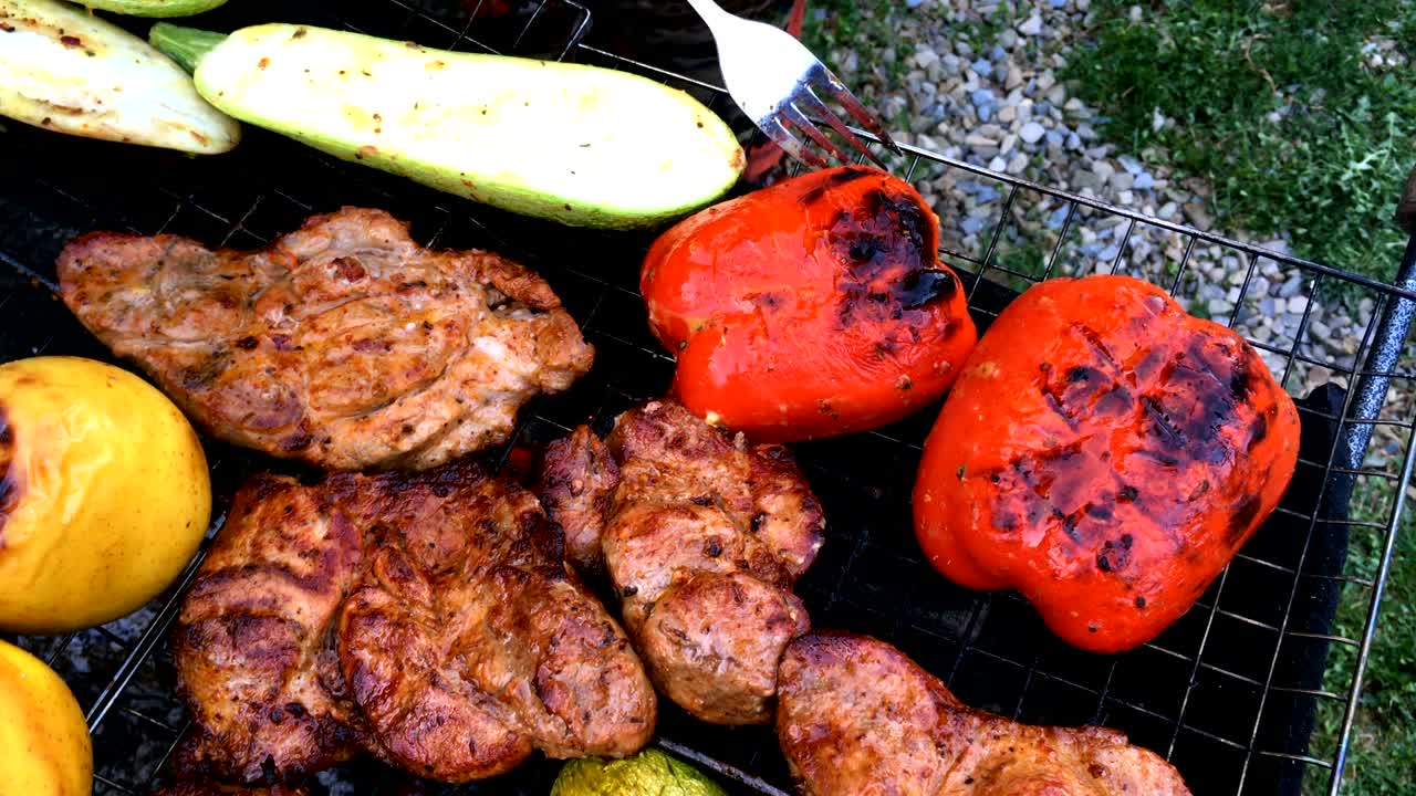 las manos humanas preparan una carne de cerdo o carne de res y verduras saborosas en vinagre.