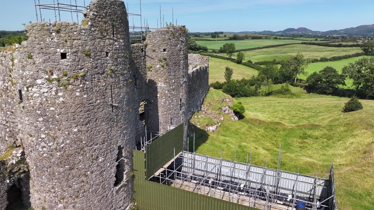 Drone in primo piano del Castello Roche sopra il muro e la torre. Splendida giornata in Irlanda