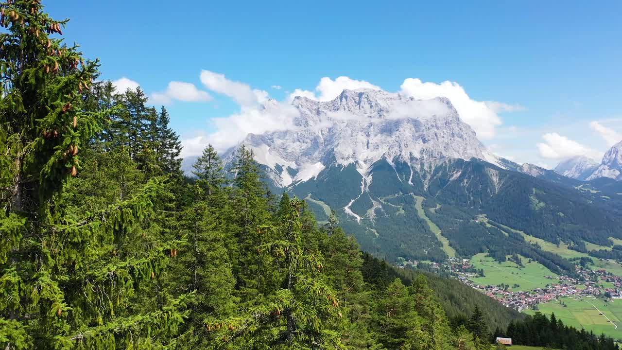 alpes austríacos zugspitze alemania montaña nubes pasando un árbol