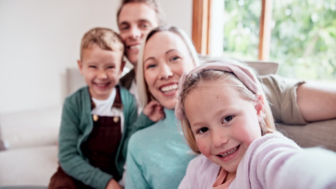 가족, 자녀 및 셀피 얼굴은 집에서 미소를 짓기 위해