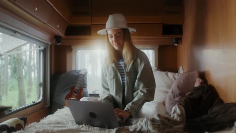 mujer trabajando en una computadora portátil en una furgoneta