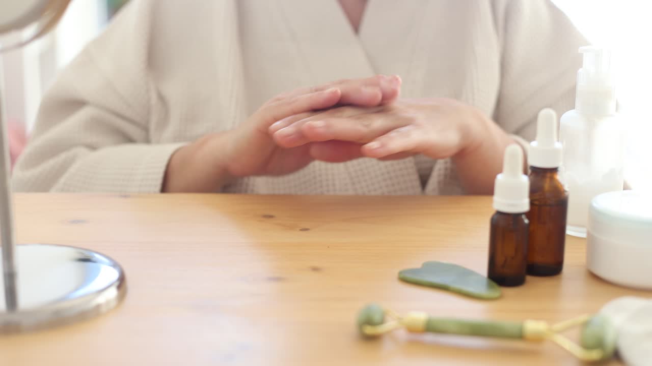 손 에 화장품 을 흘리는 여자