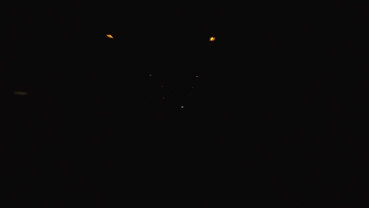 하이퍼랩스 속도 pov: 어두운 바위 터널을 통해 고속도로에서 운전