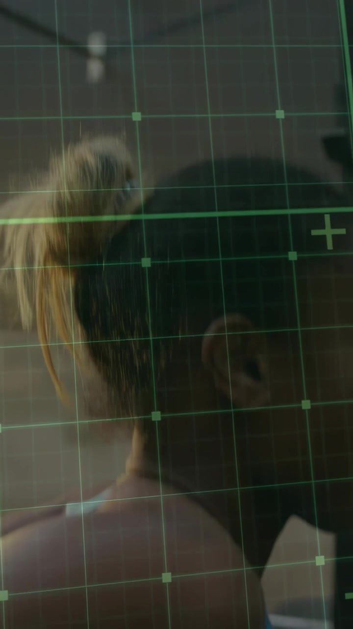 Vídeo vertical: Mulher se preparando, movendo e elevando o tronco enquanto um HUD verde escaneia a postura para tecnologia.