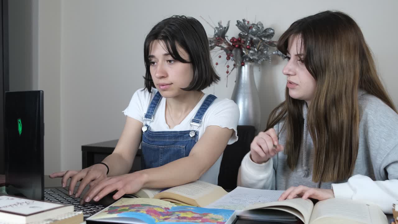 노트북으로 공부하는 소녀들