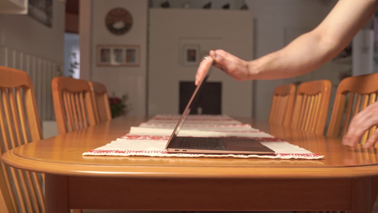 ha llegado la noche y es hora de cerrar la computadora portátil ya que uno debe dormir para las actividades del día siguiente