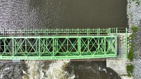 Girando-Sobre-Un-Puente-Del-Lago-En-El-Río-Mohawk-Desde-Un-ángulo-De-Arriba-Hacia-Abajo