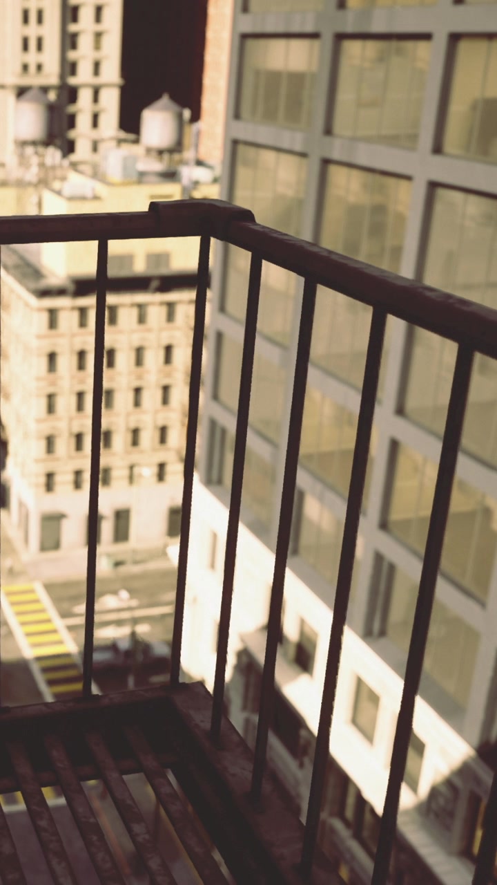 Vista da un balcone che si affaccia su edifici in una città trafficata.