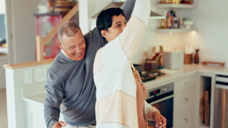 Baile,-Feliz-Y-Una-Pareja-Mayor-En-La-Cocina