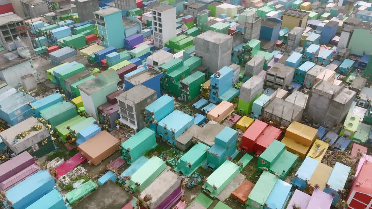 과테말라의 산 후안 오스툰칼코에 있는 묘지의 무덤 위로 천천히 오른쪽에서 왼쪽으로 공중 이동
