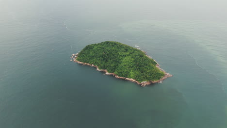 Vista-Aérea-De-Un-Pequeño-Islote-En-El-Océano-Atlántico,-Ilha-Da-Galheta,-Ilha-Do-Mel,-Estado-De-Paran?