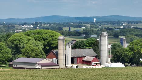 Silos-and-red-barn-of-farm-in-rural-USA